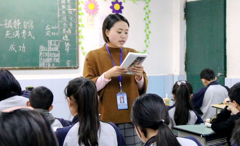 代课教师“喜从天降”,部分地区将实行择优入编,转正的机会来了