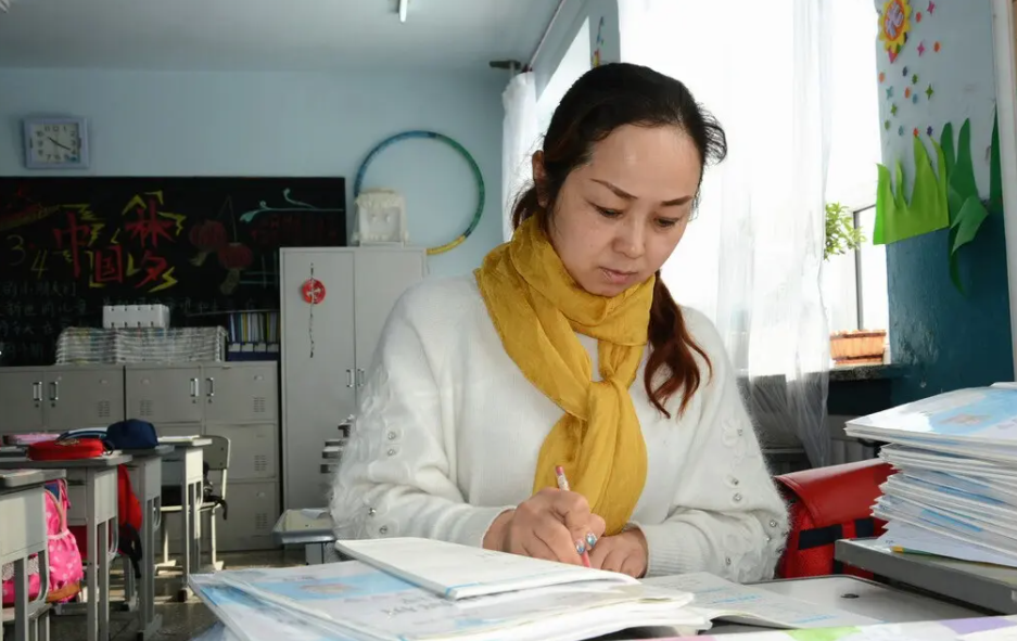 代课教师“喜从天降”,部分地区将实行择优入编,转正的机会来了